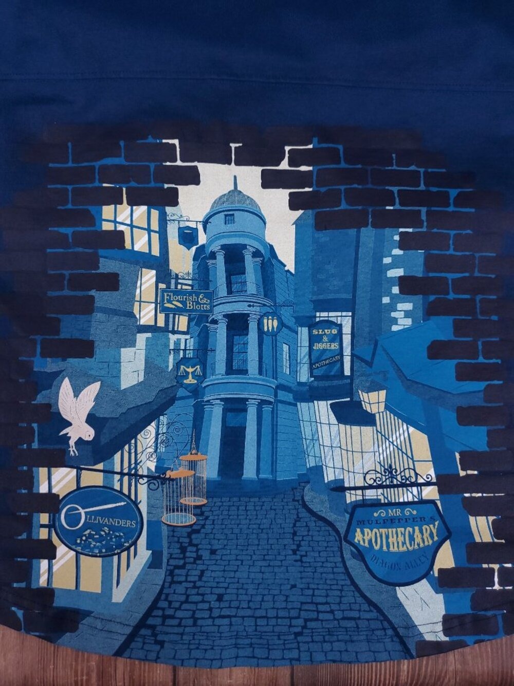 Harry Potter Wizarding World Spirit Jersey Shirt Large Navy Gold Diagon Alley - Picture 10 of 13